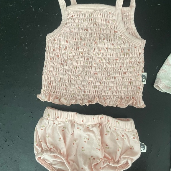 Adorable Baby Clothing Set in Pink and White - Picture 8 of 9